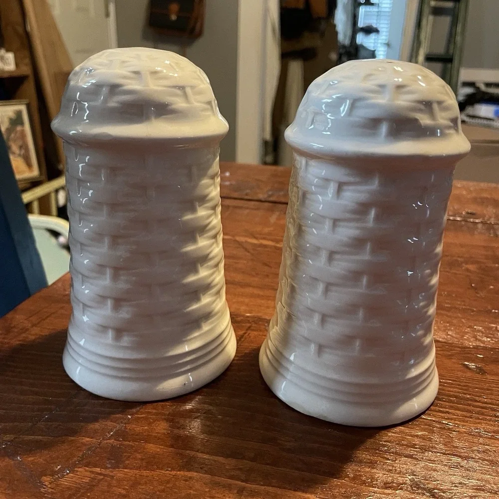 Vintage Geo Z. Lefton Large Salt And Pepper Shakers Daisy Basket Weave Cottage
